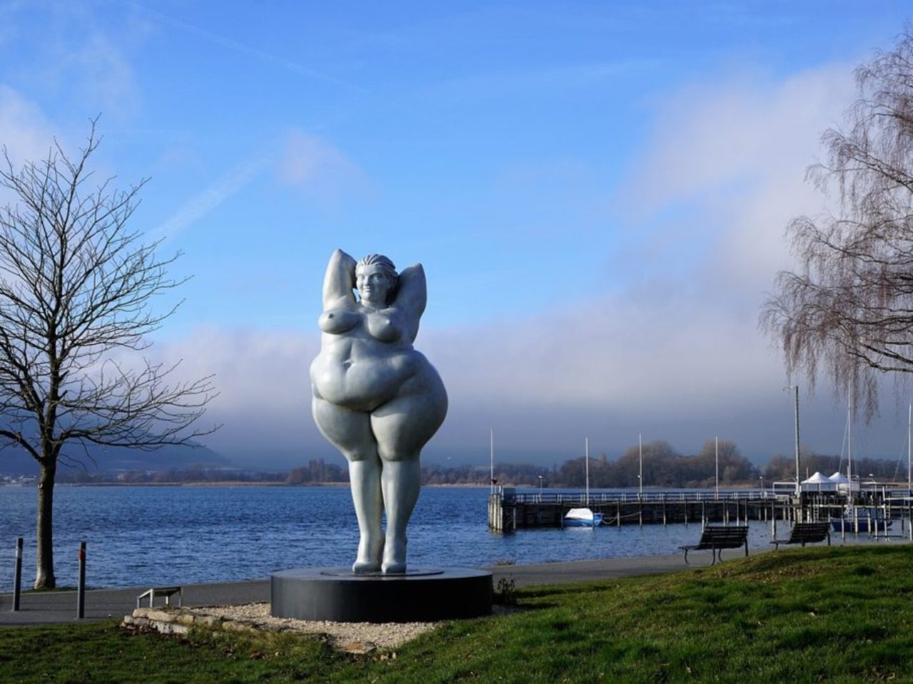 full-body-woman-statue-lake-constance