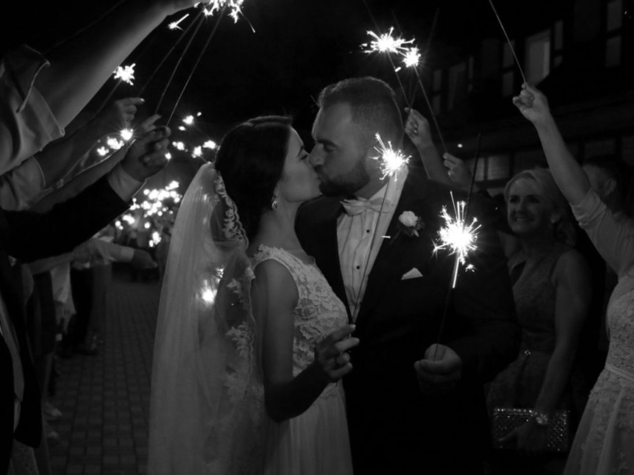 wedding-couple-man-and-woman-kissing