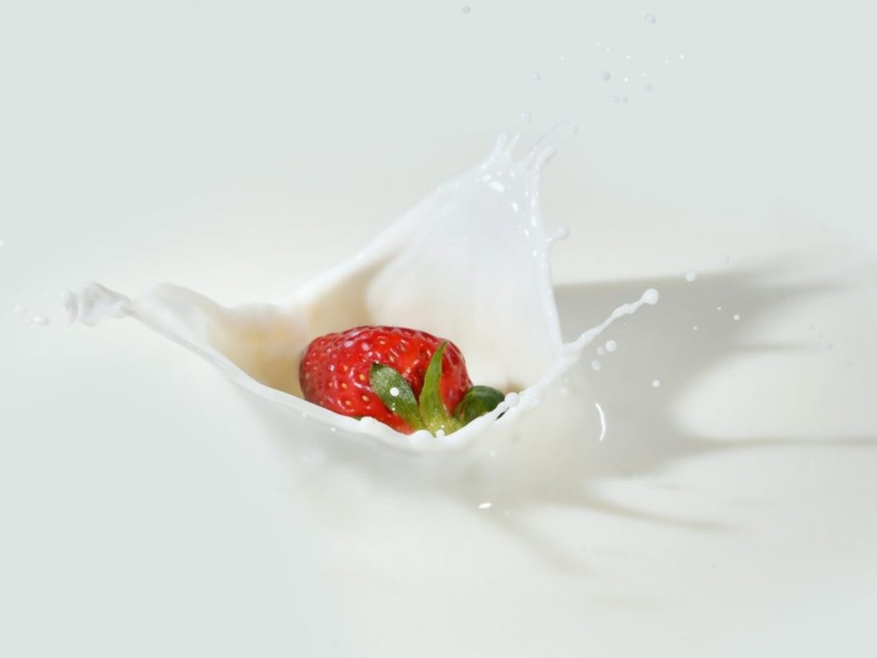 strawberry-drop-on-milk